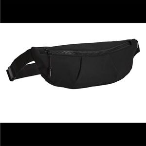 Athleta kinetic waistbag crossbody Fanny pack black bag